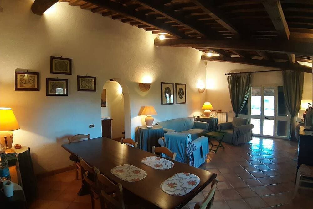 Cozy villa with views of the river, the village of Saturnia and Montemerano. 1