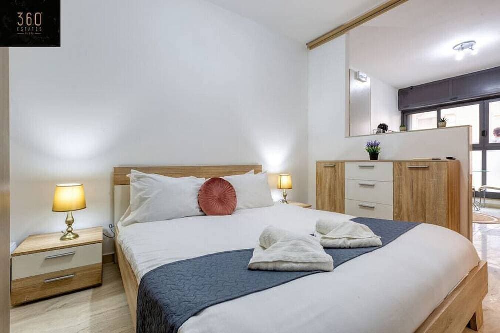 Foto 4 von 27: Spacious home with access  to roof top terrace !