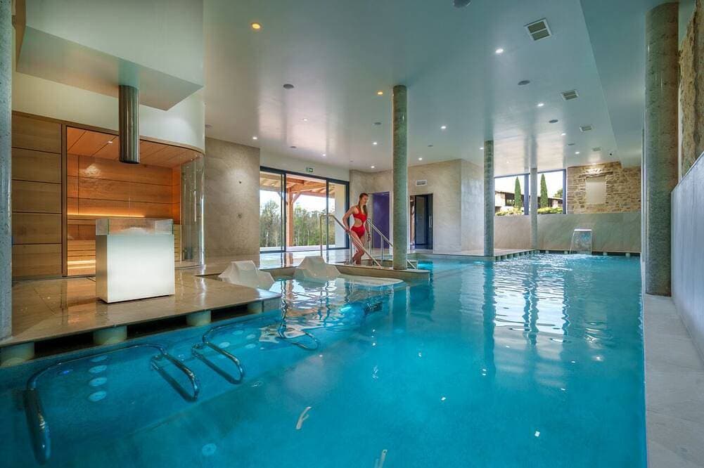Foto 8 von 25: Luxuriöse 2-Bett-2-Bad-Villa mit beheiztem Pool auf Weingut Weingut