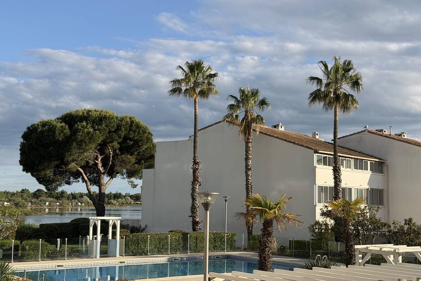 Terrasses du Lac – vue lac piscine clim parking terrasse 1