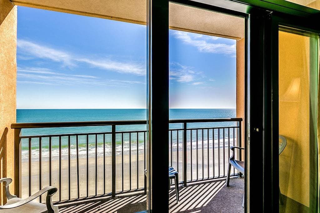 Luxury Oceanfront Studio mit großem Balkon am Meer - von Luxury Beach Rentals 1