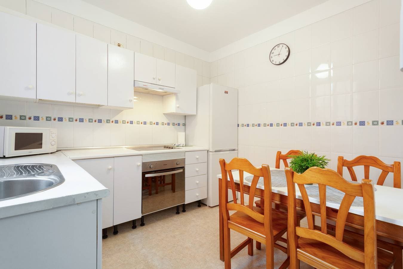 Foto 5 von 25: Ferienwohnung 'Tenohomes Warm and Comfortable' mit privater Terrasse, WLAN und Klimaanlage