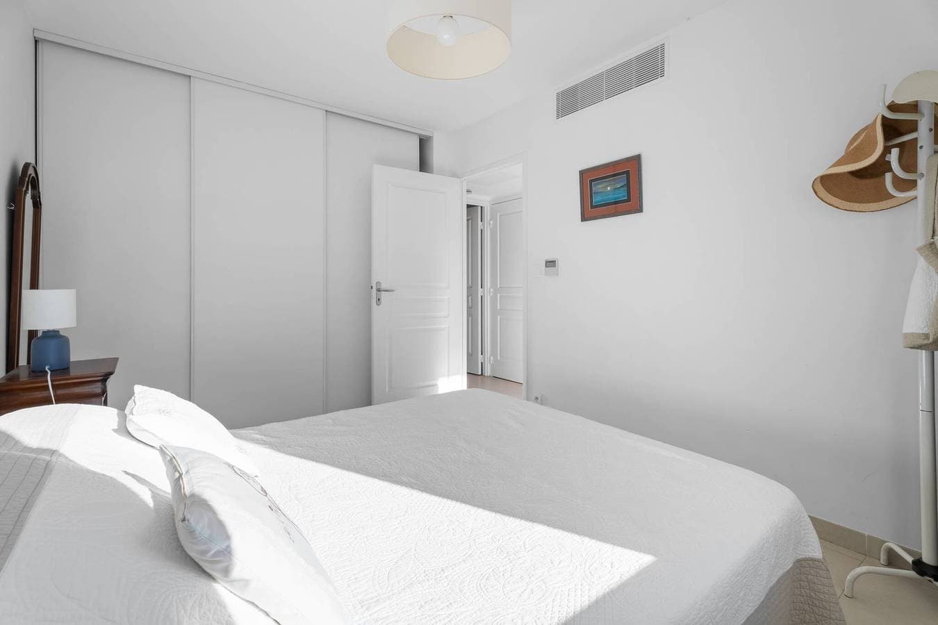 Foto 8 von 20: Apartment 'Grand T2 nahe Strand' mit Seeblick, Gemeinschaftspool und Klimaanlage