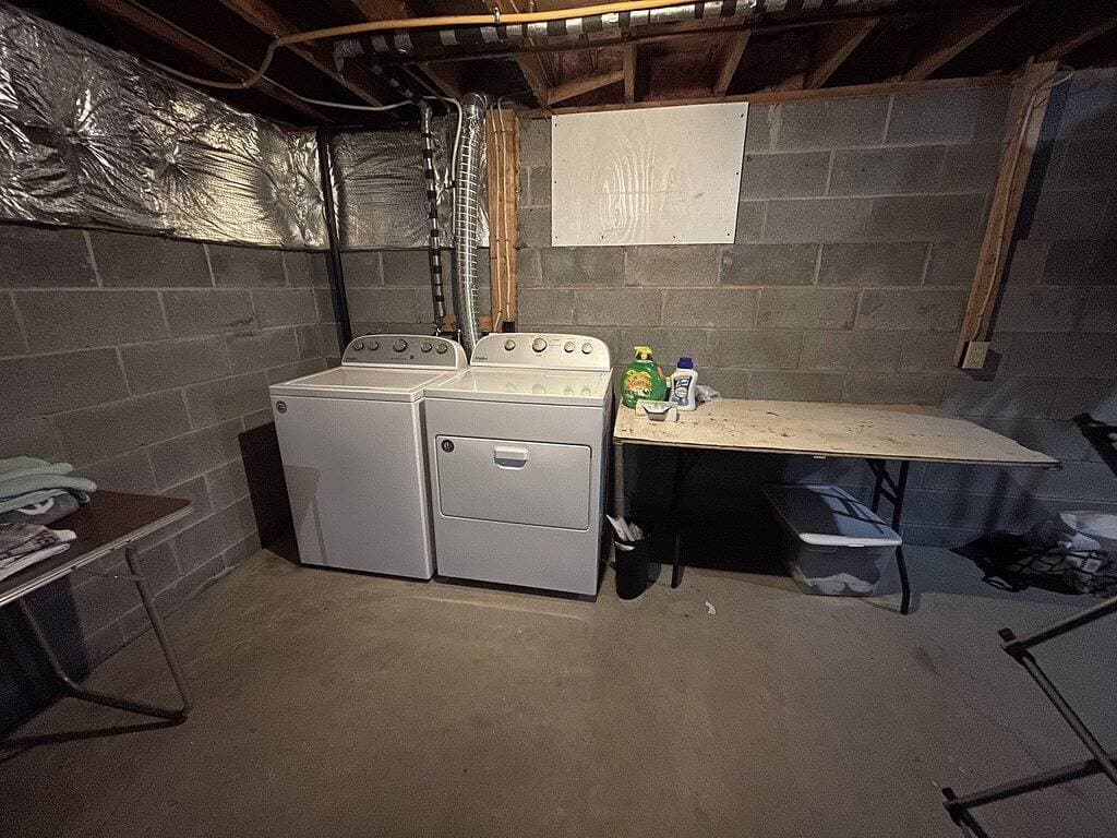 3 bedroom house with fenced in yard and pool close to Syracuse 1