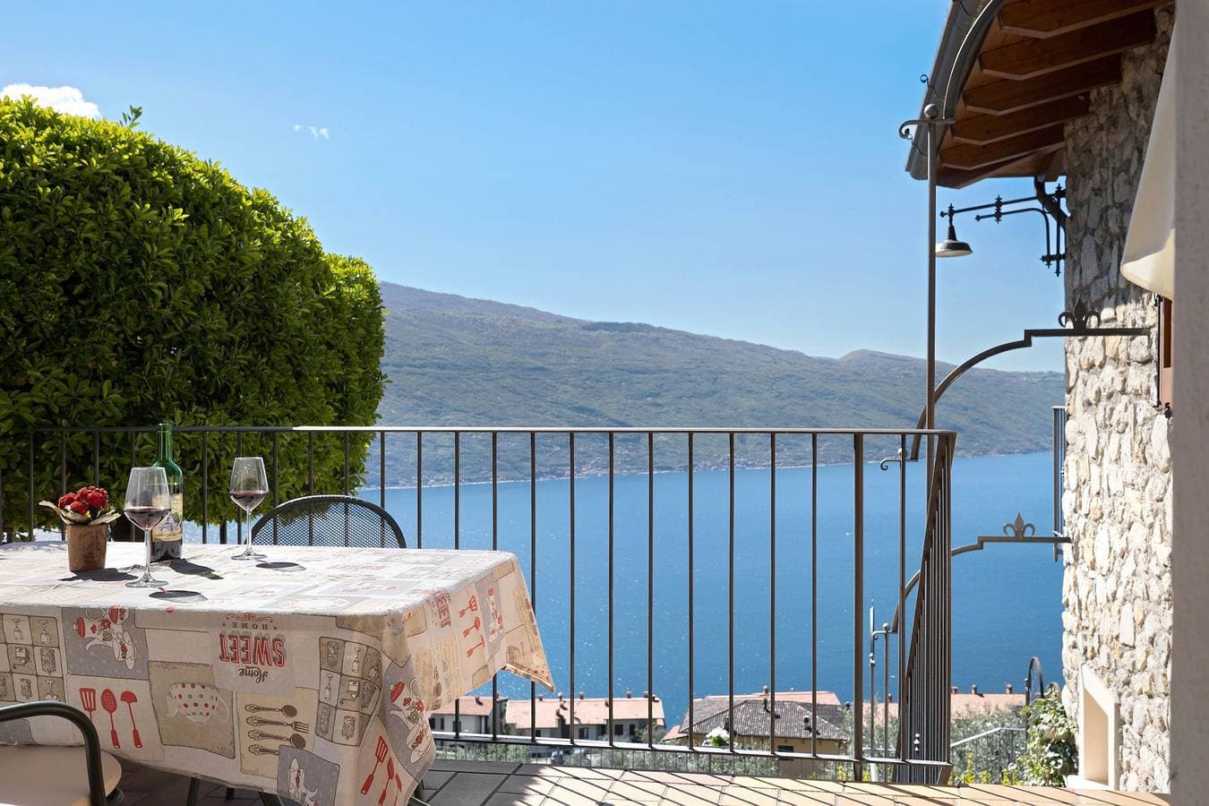 Foto 2 von 34: Ferienwohnung 'Rustico Spagnol 3' mit Seeblick, Pool und WLAN