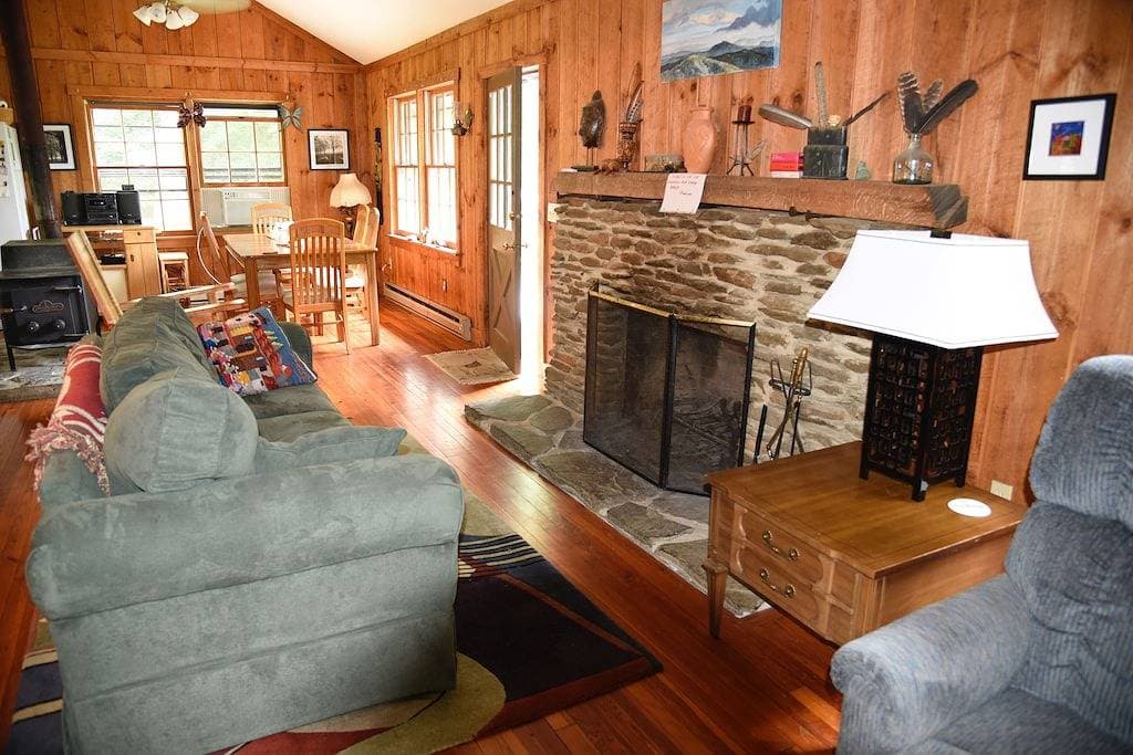 Foto 6 von 37: Fox Trot Cabin liegt 1 Meile von Blue Ridge Parkway Meile Marker 174 entfernt