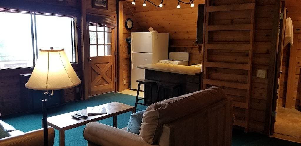 Foto 8 von 11: Herrliche Aussicht auf den Chelansee! Einzigartige \"Baumhaus\" -Kabine mit 2 Schlafzimmern und 1 Bad