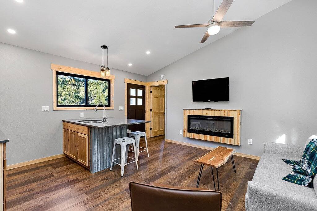 Foto 3 von 16: Modern rustic design with upscale finishes and 2 bedrooms.