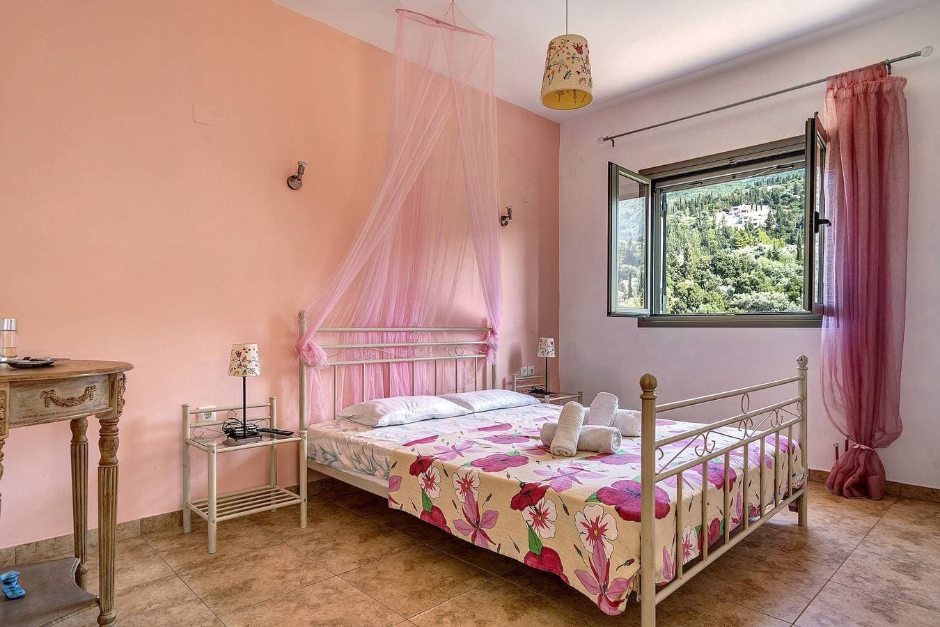 Foto 8 von 22: Ferienwohnung "Alkionides Apartment 1" mit Blick auf den Pinienwald
