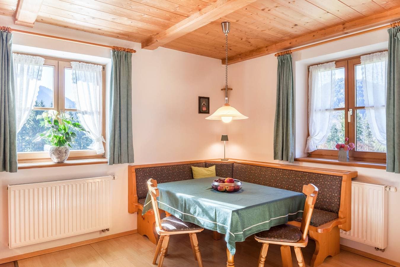 Foto 6 von 41: Ferienwohnung Karwendelblick mit Blick auf die Berge