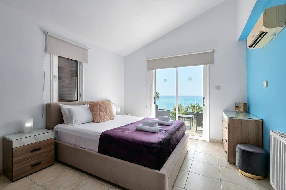 Foto 6 von 30: Beach Front Villa Azura Sunrise by Ezoria Villas