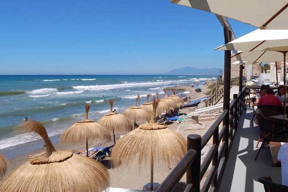 Foto 12 von 30: Paradies für Sonnenanbeter: Privater Panoramameerblick auf Marbellas besten Strand