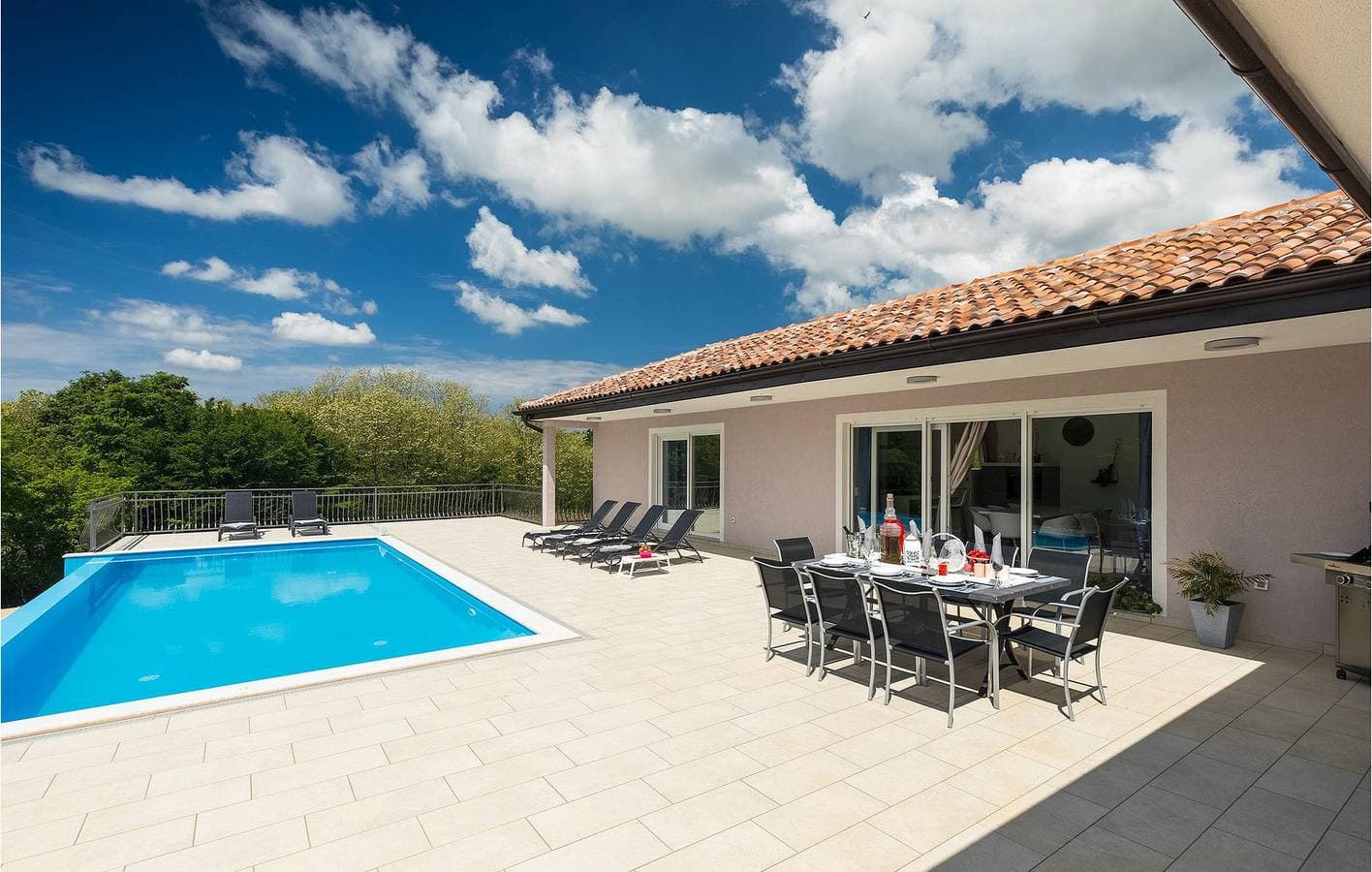 Foto 2 von 58: Geräumige 128 m² große Wohnung mit Pool, WLAN, Klimaanlage und Parkplatz