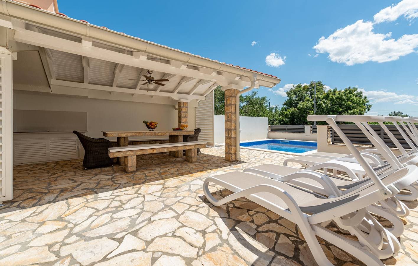 Foto 9 von 33: Nur 2,5 km von der Küste entfernt – gemütliche Ferienwohnung mit Pool und Terrasse