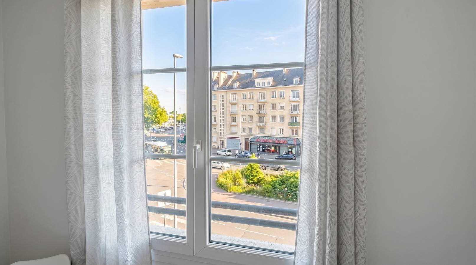 Foto 10 von 33: Geräumige Wohnung in Caen 65 m² mit Balkon mit Stadtblick