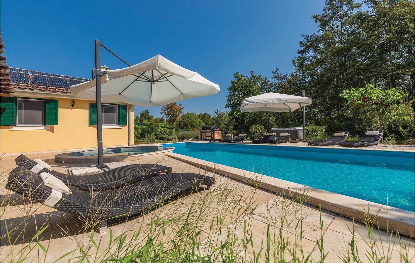 Foto 13 von 48: Geräumige 2-Zimmer-Ferienwohnung mit Pool, WLAN, Klimaanlage und Parkplatz