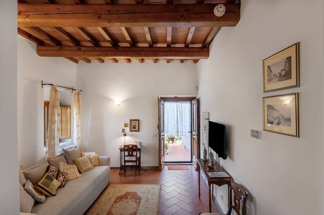 Foto 6 von 29: Podere Salceto – Terrasse mit Chianti-Blick, authentisches Toskana-Erlebnis