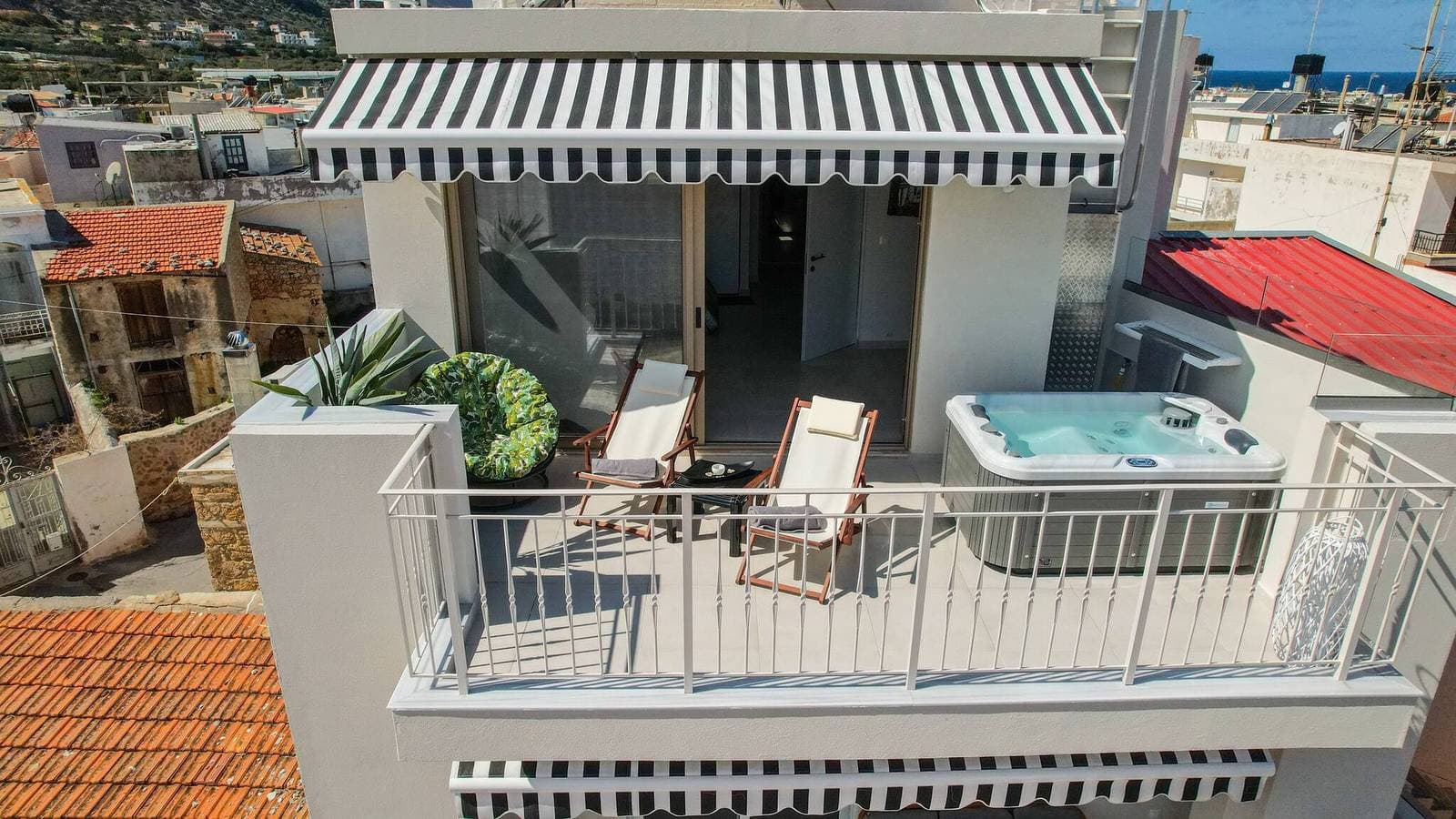 Foto 12 von 18: Napoleon Navy Suite 1bd 1ba