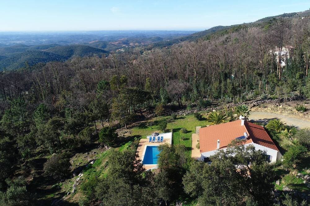 Foto 11 von 22: Schöne Villa, ideal für einen erholsamen Urlaub, mit Pool und Blick auf die Küste.