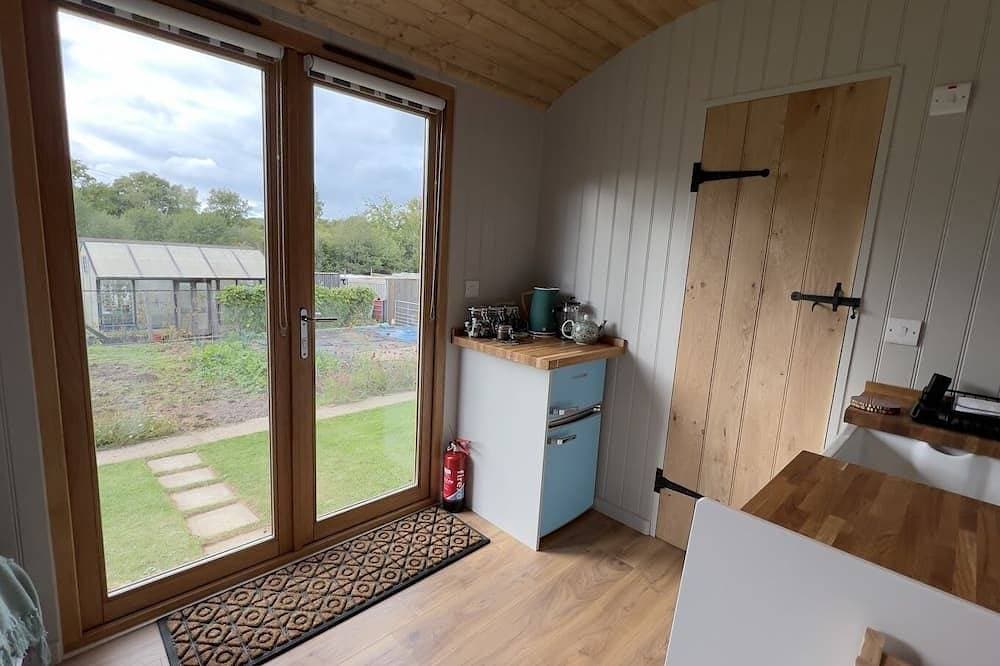 Foto 9 von 10: Luxury Shepherds Hut, W/large Garden, Firepit, & Wi-fi @ Cedar Gables Campsite