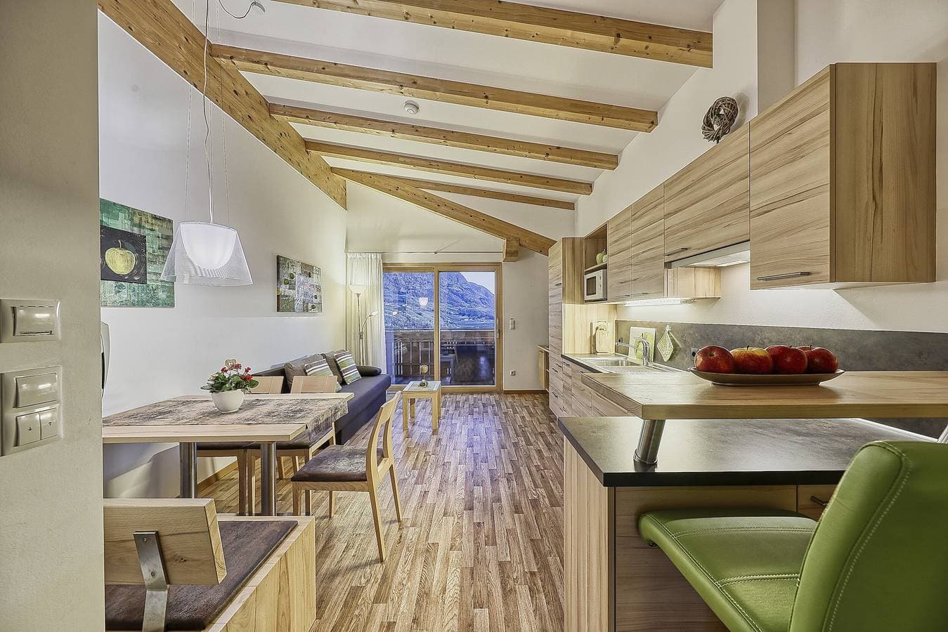 Foto 4 von 26: Ferienwohnung "Feldhof Apfeloase" mit Salzwasser Pool, Panoramaliegewiese und Balkon