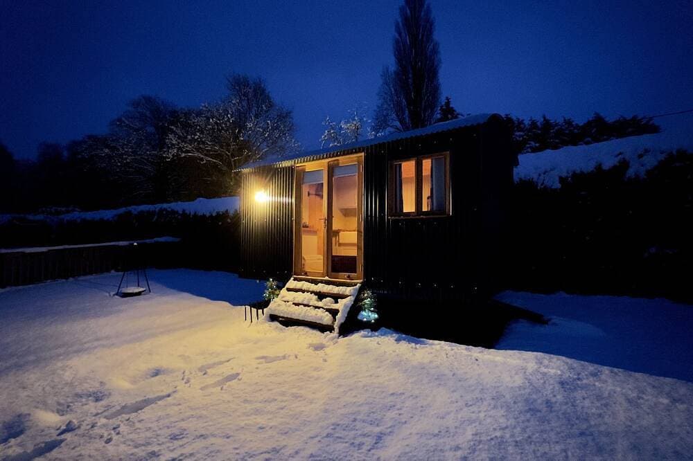 Foto 6 von 10: Luxury Shepherds Hut, W/large Garden, Firepit, & Wi-fi @ Cedar Gables Campsite