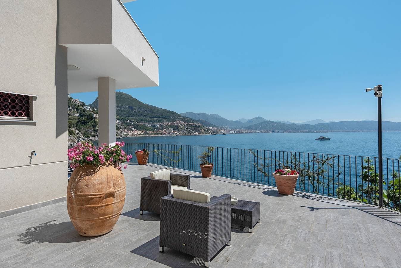Foto 3 von 40: Villa 'Luxury A Strapiombo Sul Mare' mit Meerblick, Wi-Fi und Klimaanlage
