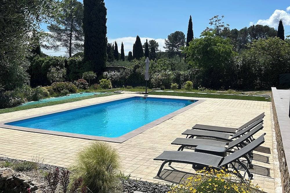 Semi-detached house with swimming pool 1