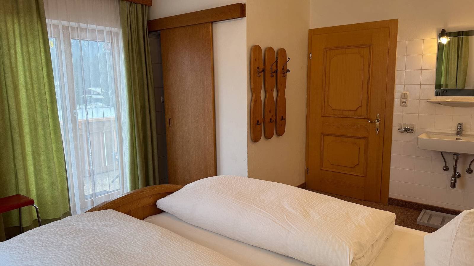 Foto 4 von 26: Einzimmerapartment '3' mit Bergblick, Gemeinschaftsterrasse und Wi-Fi