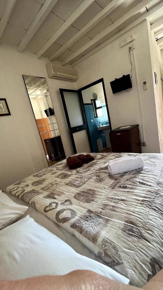 Foto 7 von 10: Double Room with Private Bathroom