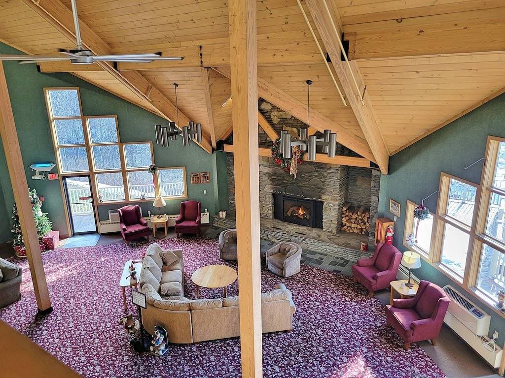 Foto 3 von 16: Kitchen, AC, deck, view, pool, ski shuttle. Ld 103 by Lrs