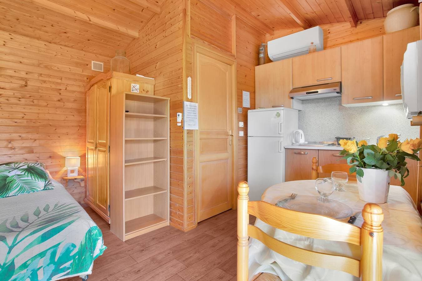 Foto 7 von 24: Chalet „Joli En Bois“ mit privater Terrasse, WLAN und Klimaanlage