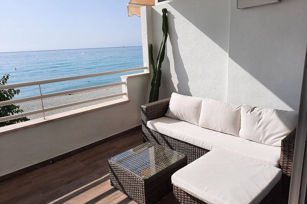 Apartment in front of the beach and with free parking in the same building. 1