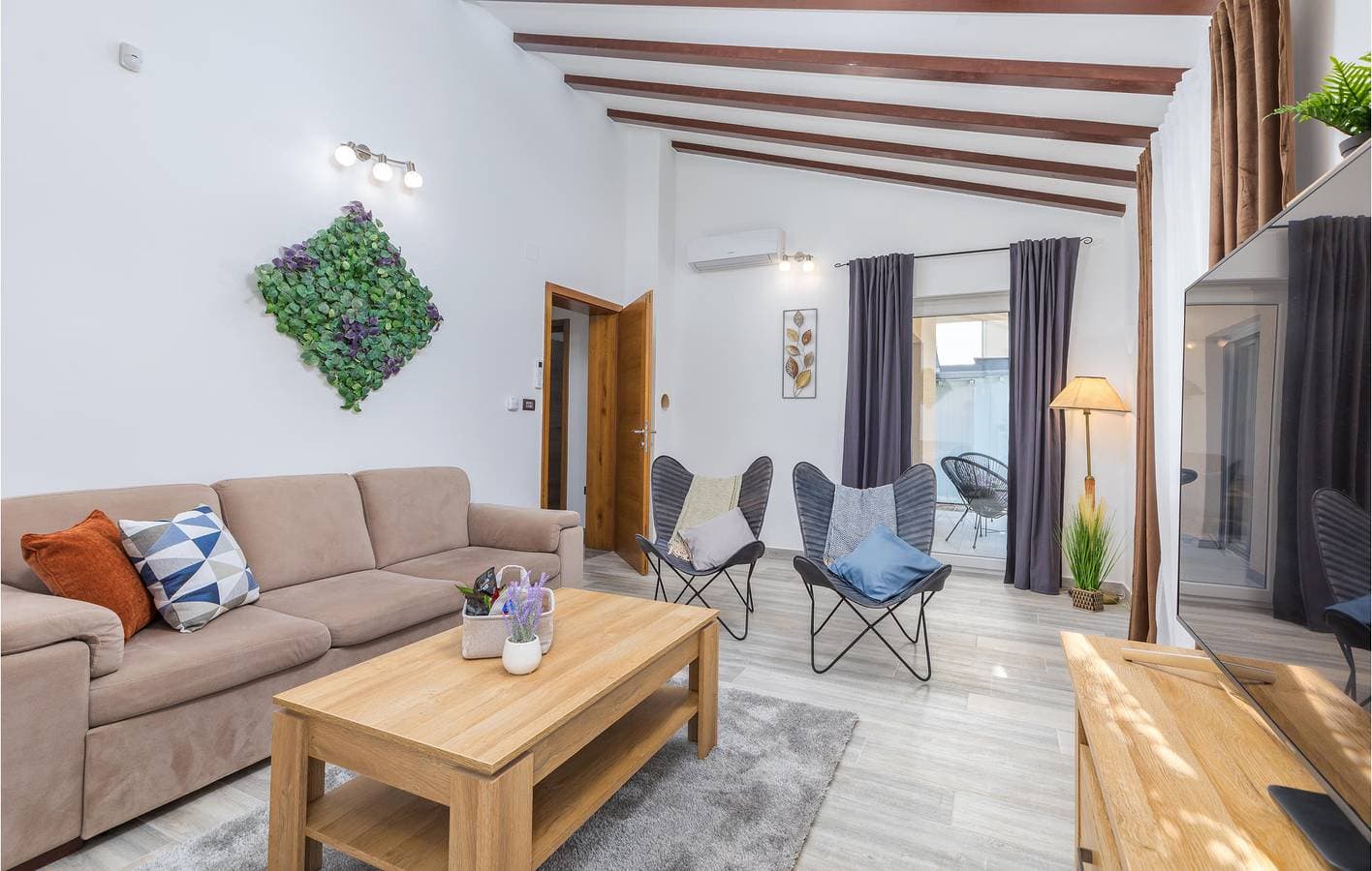 Foto 8 von 68: Geräumige Ferienwohnung mit Pool, WLAN und Parkplatz – 1,5 km vom Strand entfernt