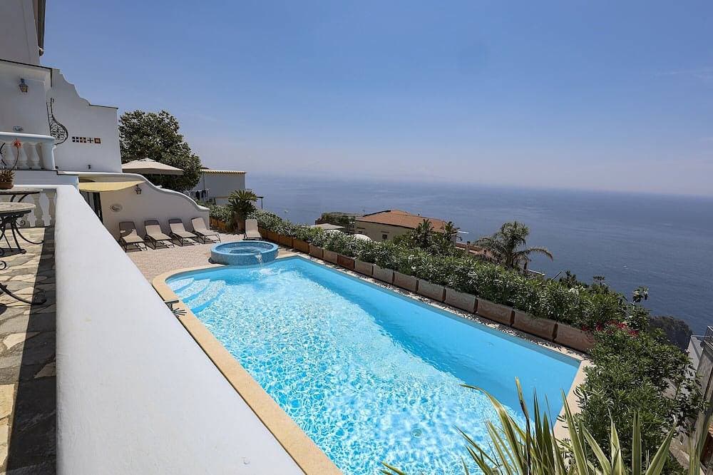 Villa Elena ist eine prestigeträchtige und exklusive Villa mit eindrucksvollem Meerblick. 1