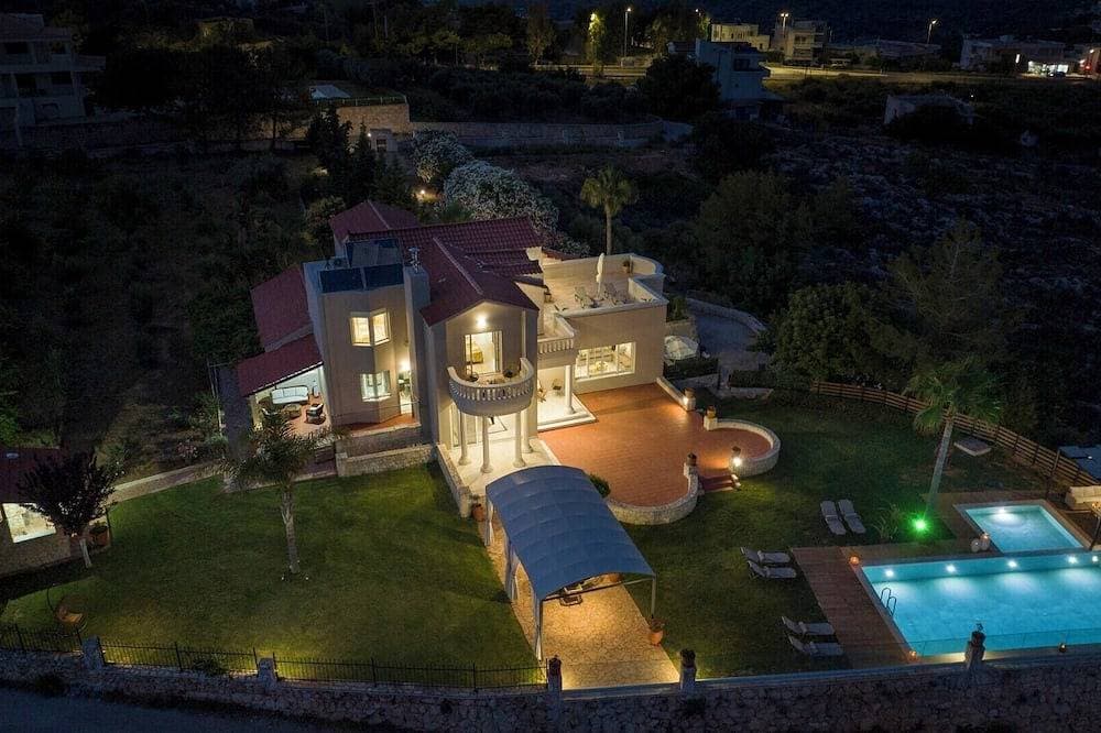 Foto 5 von 30: Breathtaking view*Private Heated Pool*15 sleeps*BBQ*390m2