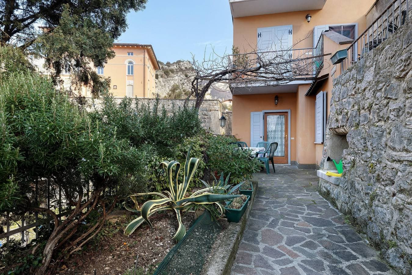 Foto 2 von 26: Villa G mit Seeblick, private Terrasse, nur wenige Schritte vom Gardasee entfernt