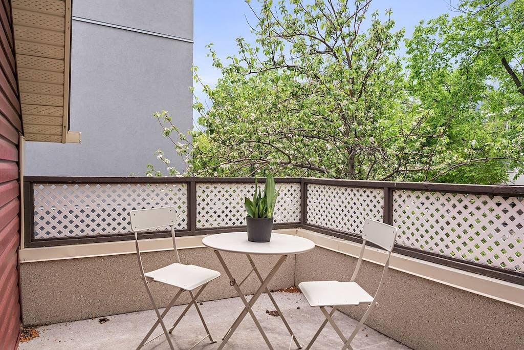 Foto 5 von 22: Scarlet Manor | Mid Century Zen Suite. 1 Br. Near Dt, C-train.