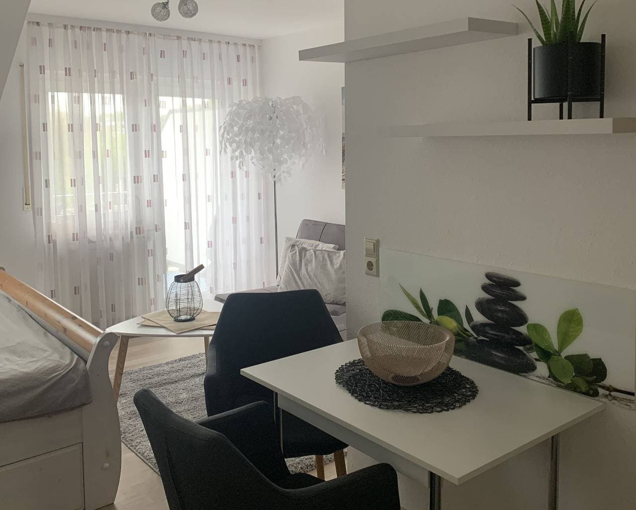 Foto 5 von 17: Kleine Ferienwohnung mit Seeblick, Balkon und Wi-Fi