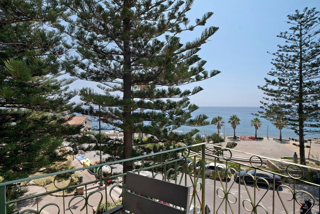 Foto 12 von 22: Ferienwohnung 'Wunderschöne Wohnung am Meer Chez Monique' mit Meerblick, privater Terrasse und WLAN
