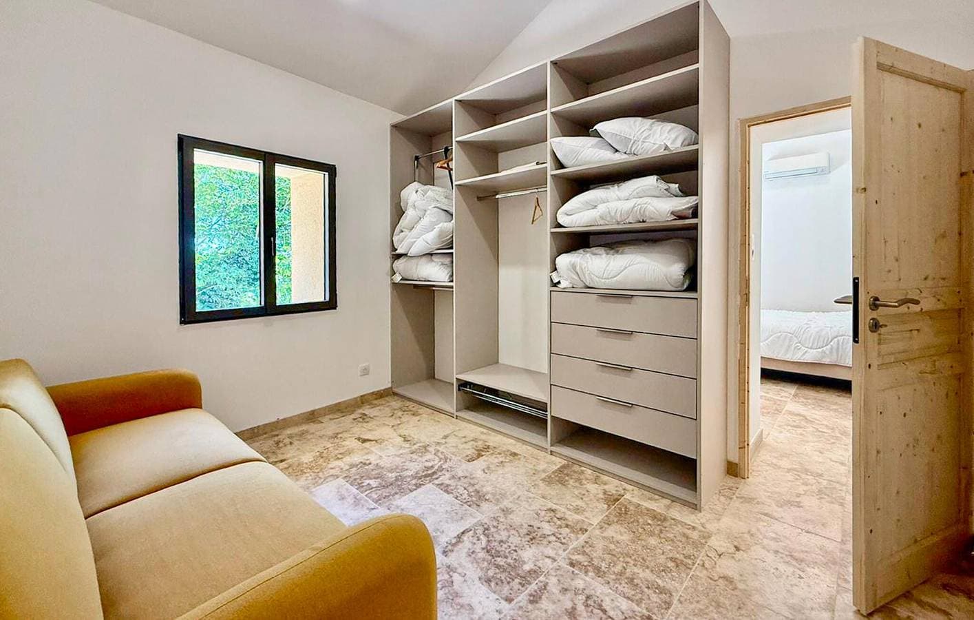 Foto 9 von 22: Gemütliche Wohnung mit Pool, Terrasse & WiFi