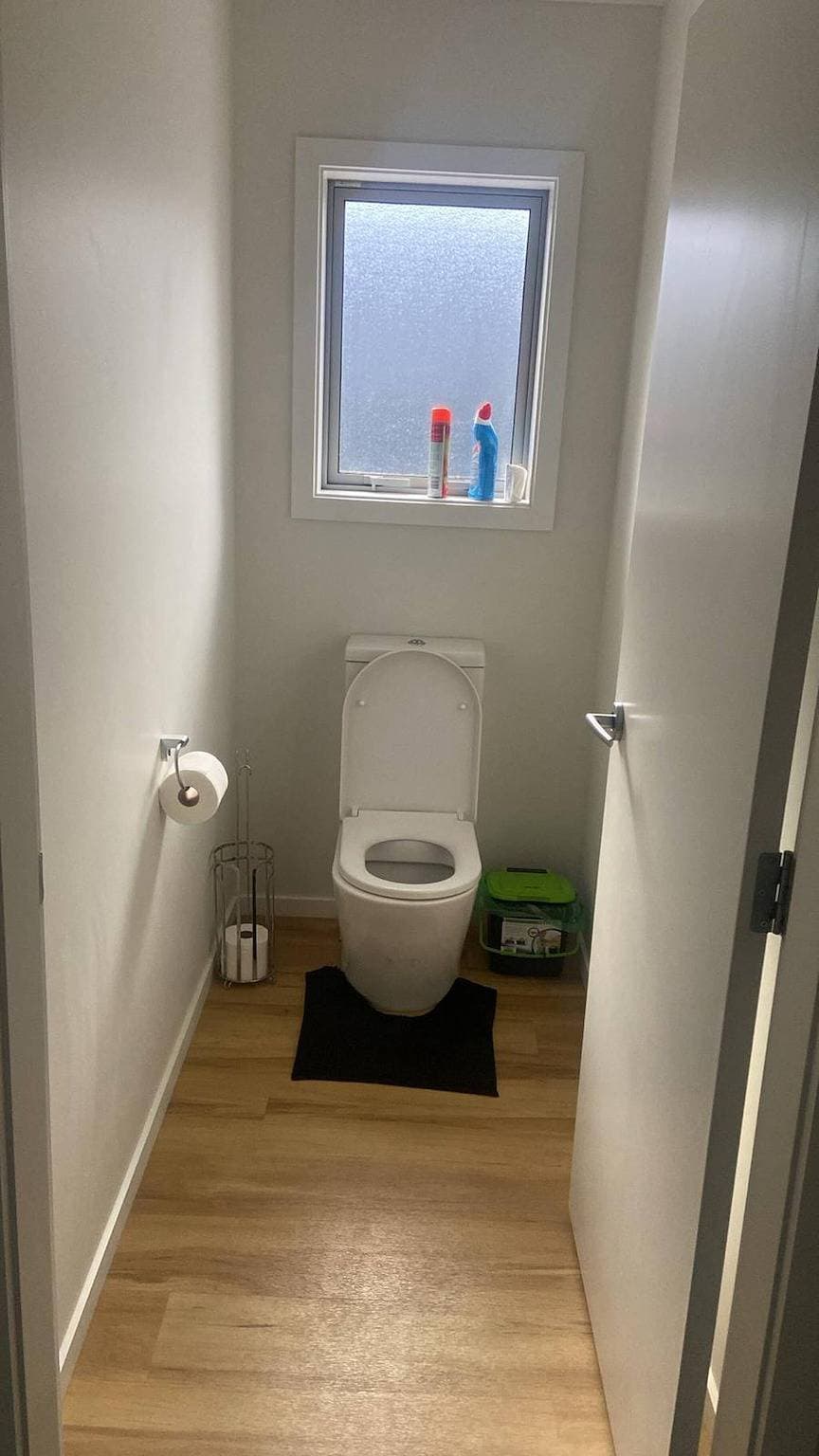 Foto 11 von 11: Geräumiges Schlafzimmer mit eigenem Bad — Aotea