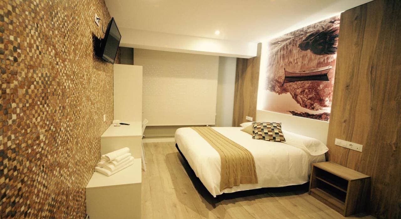 Foto 6 von 9: King Room with Roll-In Shower - Disability Access