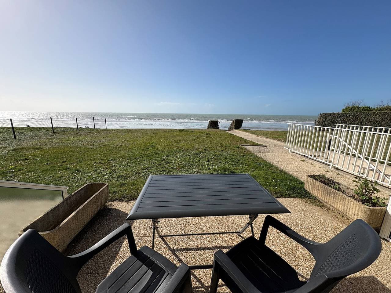 Meerblick, direkter Strandzugang und Parkplatz in charmantem Apartment 1