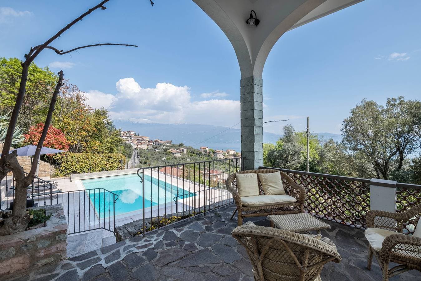 Foto 6 von 29: Fantastische Villa mit privatem Pool, Seeblick und Terrassen; Doppelgarage