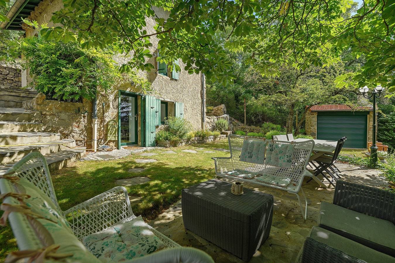 Foto 4 von 37: Gästezimmer „La Chambre Iris“ mit Pool, gemeinsamem Garten und WLAN