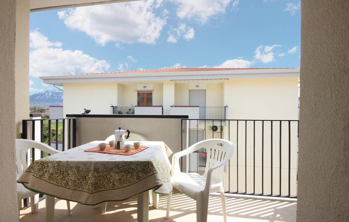 Foto 2 von 17: Seaside Bliss: Klimaanlage, Parkplatz, Terrasse, WiFi, 1km zum Strand!