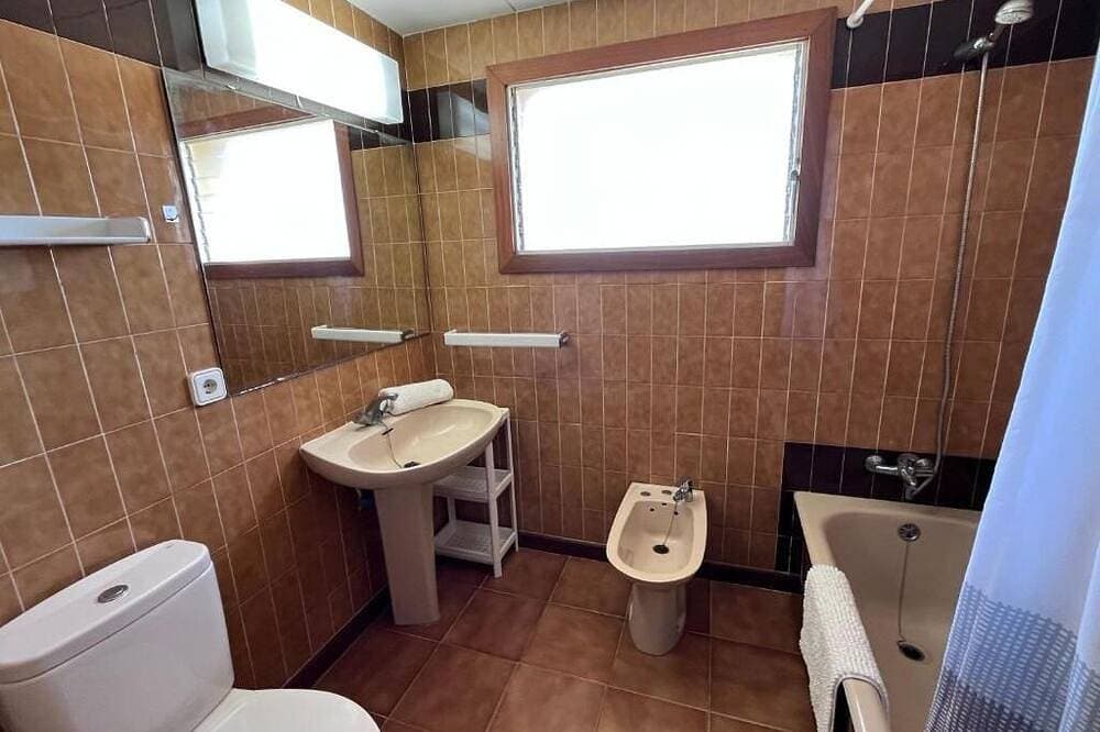 Foto 9 von 21: Geräumiges 3-Zimmer-Apartment direkt am Strand. Rodes-72
