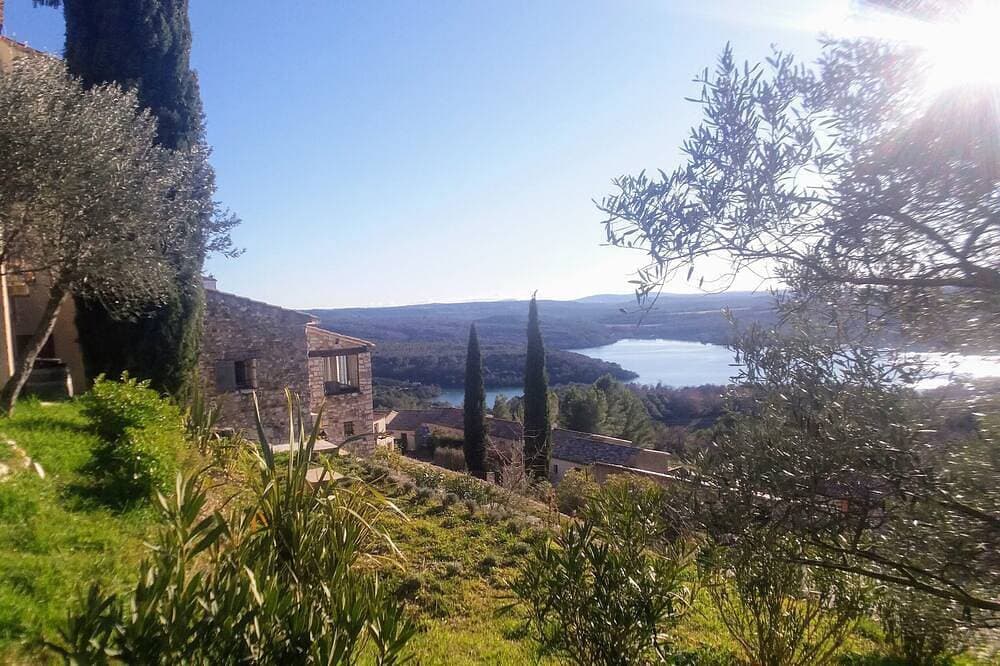 Foto 4 von 20: Steinhaus mit Terrasse und Garten mit Blick auf den See
