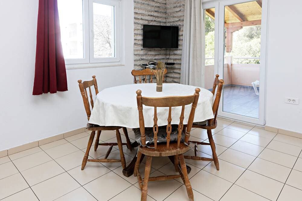 Foto 5 von 16: 1-Zimmer-Ferienwohnung mit Balkon und Meerblick Grebastica, Sibenik